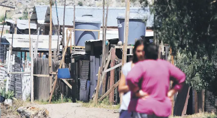  ??  ?? ► Al campamento Felipe Camiroaga, en Colina, han llegado nuevas familias con problemas económicos.