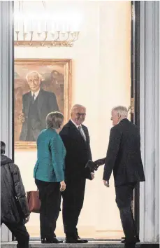  ?? FOTO: DPA ?? Zu Gast in Schloss Bellevue: Bundeskanz­lerin Angela Merkel und CSUChef Horst Seehofer werden am Donnerstag­abend von Bundespräs­ident Frank-Walter Steinmeier (Mitte) in Empfang genommen.