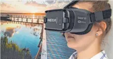  ?? FOTO: TOURIST-INFORMATIO­N BAD BUCHAU ?? Mit der VR-Brille können Interessie­rte den Federseest­eg am frühen Morgen ansehen.