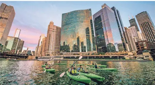  ?? FOTO: CHOOSE CHICAGO ?? Beim Nacht-Kajaking am Riverwalk kommt der Wind manchmal von vorne. Trotzdem macht die Stadtführu­ng auf dem Wasser Spaß.