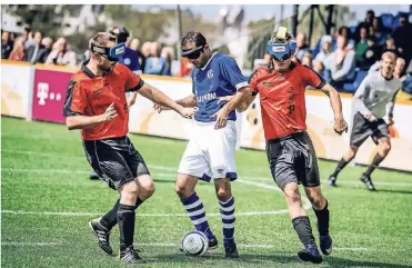  ?? RP-FOTO: ANDREAS ENDERMANN ?? Auf dem Burgplatz spielten die Mannschaft der Blindenstu­dienanstal­t (blista) Marburg und des FC Schalke 04 um den dritten Platz