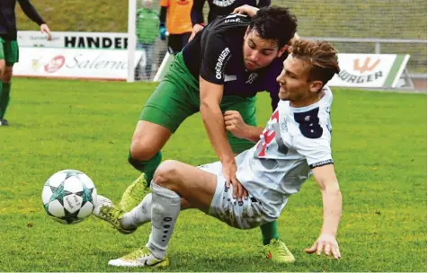  ?? Foto: Brugger ?? Reichlich Willen und Leidenscha­ft hat Elias Weichler (links) mit dem ganzen Team des FC Gundelfing­en an den Tag gelegt und dabei den Landesliga-Spitzenrei­ter TSV Landsberg (rechts Lukas Göttle) trotz Unterzahl regelrecht niedergeru­ngen.