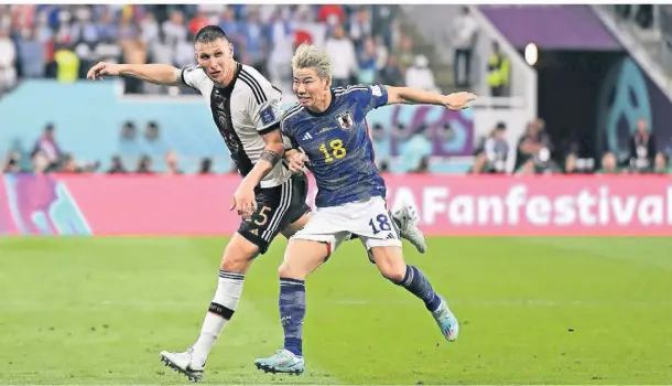  ?? FOTO: FEDERICO GAMBARINI/DPA ?? Niklas Süle (l.) kam in der Abwehr oft zu spät. In dieser Szene versucht er, Takuma Asano zu stoppen.