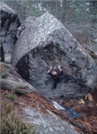  ?? ?? Manu tente la variante à droite d’un problème ouvert par ses soins, “Un Mal pour un Bien” 7c allant sur l’arête gauche, à Franchard Ermitage.