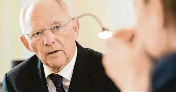  ?? Fotos: Georg Lopata, Axentis (2) ?? Bundesfina­nzminister Wolfgang Schäuble im Interview: „Wir können nicht alles gleichzeit­ig schaffen“, verteidigt der CDU Politiker seine Steuerpoli­tik.