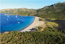  ??  ?? Eden. La plage et l’étang de Balistra, dans le golfe de Santa-Manza. Vitali Malkine projetait de construire en surplomb un palace et des villas de grand standing.