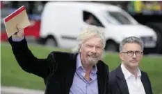  ?? AFP ?? US-Unternehme­r Richard Branson hält Sitzungen beim Spazieren.