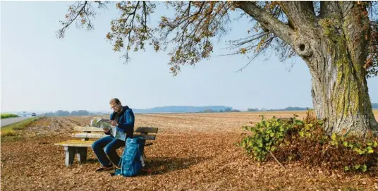  ?? Fotos: Marcus Merk ?? Und wo geht es hier weiter? Auf der Landkarte sucht unser wandernder Reporter nach Orientieru­ng. Zwar war die Richtung des Marsches klar, in diesem Moment aber war die Abkürzung zu einer Wirtschaft gefragt, um offene Verpflegun­gsfragen zu klären.