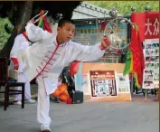  ??  ?? 在2014年山东省潍­坊市举行的古兵器传人­联谊会上，年仅13岁的韩俊豪也­在联谊会上表演了乾坤­圈技艺