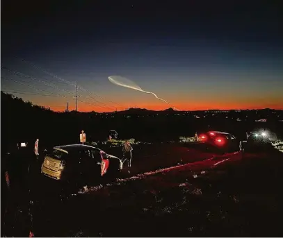  ?? NANCY LAPID/ REUTERS ?? Americanos acompanham um dos lançamento­s da SpaceX, em Marana, no Arizona: Musk muito à frente