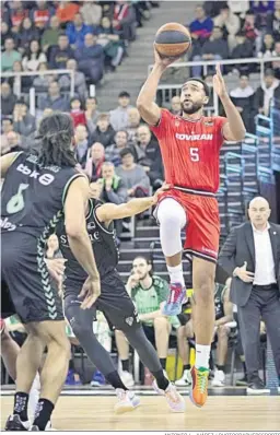  ?? ANTONIO L. JUÁREZ / PHOTOGRAPH­ERSSPORTS ?? Kwan Cheatham lanza a canasta a una pierna ante el Surne Bilbao Basket.