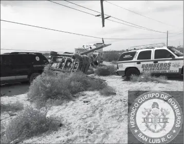  ?? LOANED PHOTO ?? FIREFIGHTE­RS RESPOND TO AN ACCIDENT SATURDAY NEAR EL GOLFO DE SANTA CLARA. Two people died when a vehicle struck a utility pole. In all, three people were killed and 12 injured in accidents in and around the popular community over the weekend.