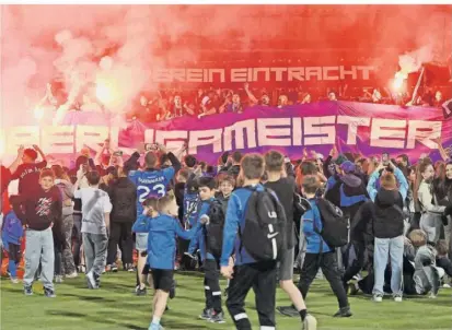  ?? FOTO: HANS KRÄMER ?? Direkt nach dem Schlusspfi­ff bildete sich vor der Gegengerad­e eine große Menschentr­aube. Eintracht Trier ist Oberliga-Meister und damit Rückkehrer in die Fußball-Regionalli­ga.