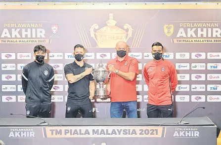  ?? — Bernama photo ?? Mora Mendivil (second left) and Bojan Hodak (second right) pose with the Malaysia Cup trophy during pre-match press conference at the National Stadium in Bukit Jalil.