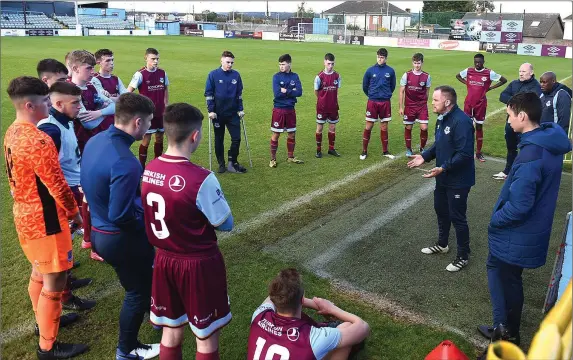  ?? Pics: Colin Bell/pressphoto­s.ie ?? Drogheda United’s head of youth football Morgan Hughes speaking to the team at half-time in their match against Finn Harps U-17s at United Park.