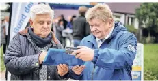  ?? RP-FOTO: STEPHAN KÖHLEN ?? Joachim Neumann, Anwohner des Düsselring, war nur allzu gerne bereit, bei Heinz Wirz seine Unterschri­ft zu leisten.