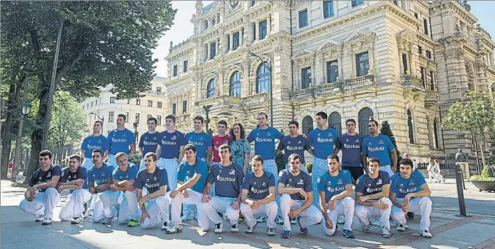  ?? FOTO: JUAN ECHEVERRÍA ?? En la Gran Vía Los pelotaris participan­tes en el Torneo Bizkaia, con la ausencia de Laso, posaron ayer delante de Palacio Foral en Bilbao