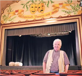  ?? FOTO: DPA ?? Peter Millowitsc­h in dem Theater, das er nach dem Tod seines Vaters Willy Millowitsc­h 1999 übernommen hat. Der 69-Jährige bleibt dem Haus, das als Volksbühne am Rudolfplat­z weiterbest­eht, aber als Schauspiel­er erhalten.
