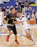  ?? PHOTOS BY LUIS SÁNCHEZ SATURNO THE NEW MEXICAN ?? ABOVE: Española’s Justino Rascon, left, covers Santa Fe High’s Cody Garcia during the first quarter of Tuesday’s game at Santa Fe High.LEFT: Española’s Luis Molina, left, covers Santa Fe’s Cruz Martinez during the first quarter.