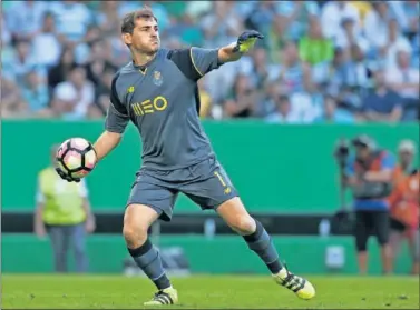  ??  ?? ADIÓS A PORTUGAL. Casillas no seguirá en el Oporto y medita aceptar una oferta del Liverpool.