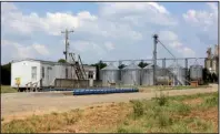  ?? Arkansas Democrat-gazette/rick MCFARLAND ?? The Agribusine­ss Properties LLC grain silos near Brinkley were shut down by agents of the U.S. Department of Agricultur­e on Aug. 14.