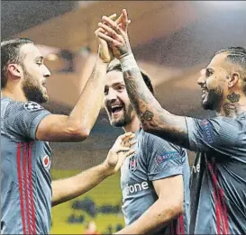  ?? FOTO: EFE ?? Cenk Tosun, felicitado por Quaresma El delantero turco lleva 3 goles en Champions