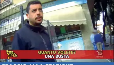  ??  ?? L’espulso Il cittadino algerino di 27 anni ripreso dall’inviato di «Striscia la notizia» all’esterno della stazione di Brescia, mentre tratta la vendita di una dose di eroina. Grazie a questa ripresa gli agenti sono riusciti a rintraccia­rlo e a...