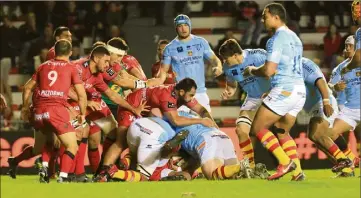  ?? (Photo Luc Boutria/ Frank Muller) ?? Les Toulonnais ont longtemps bataillé avant de prendre le score.