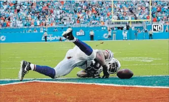  ?? JOEL AUERBACH THE ASSOCIATED PRESS ?? Buffalo Bills tight end Charles Clay is unable to make a last-minute catch in the end zone in the second half against the Dolphins on Sunday in Miami Gardens, Fla. The Dolphins defeated the Bills, 21-17.