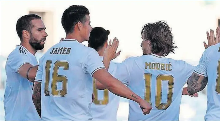  ??  ?? Los jugadores de un combinado del Real Madrid celebran un gol durante el partido que organizó Zidane el pasado sábado en el Alfredo Di Stéfano de Valdebebas (2-2).