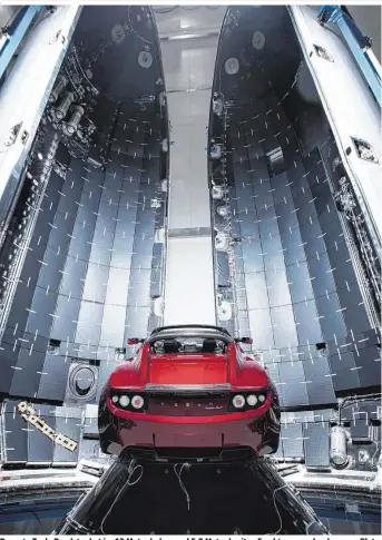  ??  ?? Der rote Tesla Roadster hat im 13 Meter hohen und 5,2 Meter breiten Frachtraum mehr als genug Platz