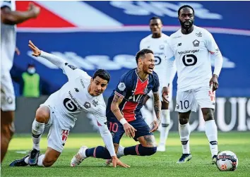  ?? AFP ?? Zweikampf auf dem Feld und in der Tabelle: Benjamin André (l., Lille) gegen Neymar (PSG).