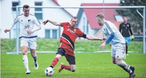  ?? SZ-FOTO: MAS ?? Der Kreisliga-A-Spitzenrei­ter Öpfingen trifft am Sonntag auf den Aufsteiger und Nachbarn Rißtissen, während Schelkling­en-Hausen (rot) am Wochenende kein Punktspiel hat.