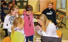  ?? FOTO: TREFFER ?? Mit großen Interesse erlebten die Schüler der Viersener Martinschu­le, wie Nina Odenius die Braillesch­rift vorlas.