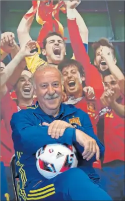  ??  ?? TERCERO. Del Bosque, elegido tercer mejor entrenador de la historia.