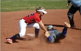  ?? K.M. Cannon Las Vegas Review-journal @Kmcannonph­oto ?? Coronado shortstop Paige Sinicki, shown tagging out Basic’s Mikayla Berg on April 12 at Coronado, has committed to play in college for Oregon.