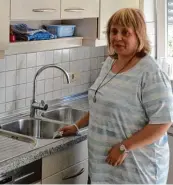  ??  ?? Alexandra hilft dabei, die Küche nach Kaffee und Kuchen wie der sauber zu machen.