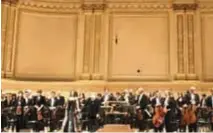  ??  ?? Renée Fleming saluant avec l’Orchestre national de Lyon dans l’enceinte magique du Carnegie Hall le 20 février.