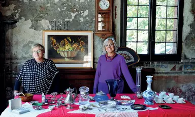  ??  ?? Curatrici Elisabetta Bordiga (a sinistra) ed Elena D’Andrea a un banco di pizzi, argenti e oggetti (foto Piaggesi / Fotogramma)