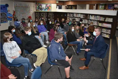  ?? MARY BULLWINKEL — THE TIMES-STANDARD ?? North Coast state Sen. Mike McGuire visited with 7th and 8th grade students at Stanwood A. Murphy Elementary School in Scotia on Nov. 17.