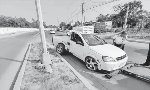  ?? ROMÁN RUELAS ?? > La camioneta venía por el carril de sur a norte y acabó en el carril contrario, toda doblada.