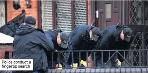  ??  ?? Police conduct a fingertip search