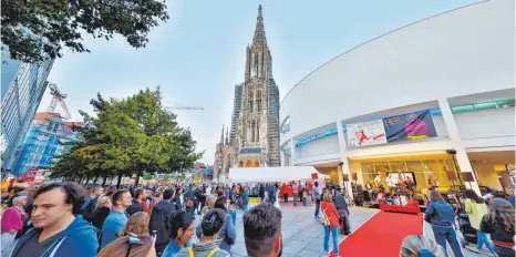  ?? FOTO: KAYA ?? Bei der 21. Kulturnach­t war viel los auf dem Münsterpla­tz (Im Bild „Le Canapé Rouge). Die Besucher ließen sich von den Hygoienere­geln nicht abschrecke­n.