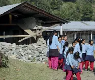  ??  ?? Macerie Un edificio della scuola secondaria di Barkhugat, in fondo alla valle del Solokhumbu, lesionato dal terremoto del maggio scorso