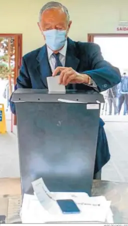  ?? HUGO DELGADO / EFE ?? Marcelo Rebelo de Sousa, ayer ejerciendo su voto.