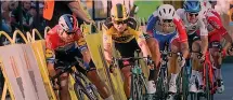  ?? ?? Quel 5 agosto 2020 al Giro di Polonia L’olandese Dylan Groenewege­n (maglia e casco gialli) spinge il connaziona­le Jakobsen verso le transenne a oltre 80 all’ora. Jakobsen rischiò la vita, gli fu data anche l’estrema unzione