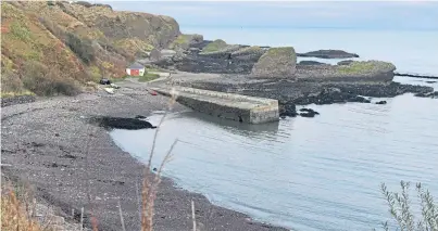  ?? Photograph by Chris Sumner ?? PICTURESQU­E: It has been claimed tourists leave mess at the beach at Catterline.