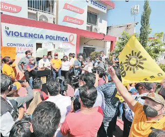  ??  ?? • Unos 80 militantes estuvieron frente a la sede del IEPCT donde se manifestar­on.
