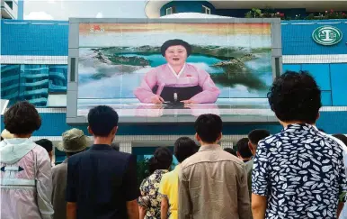  ?? KIM WON-JIN / AFP ?? Pyongyang. Norte-coreanos assistem ao anúncio do teste, que teria contado com supervisão de Kim Jong-un