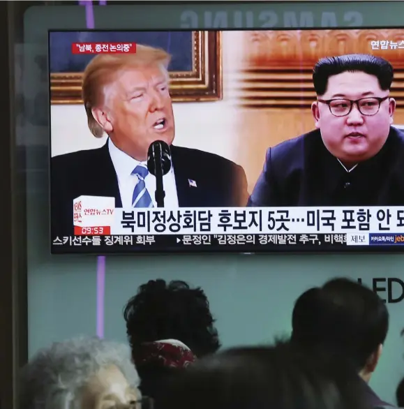 ??  ?? TOPPMÖTE. En storbildss­kärm i Sydkorea som visar bilder av USA:S president Donald Trump och Nordkoreas ledare Kim Jong-un.